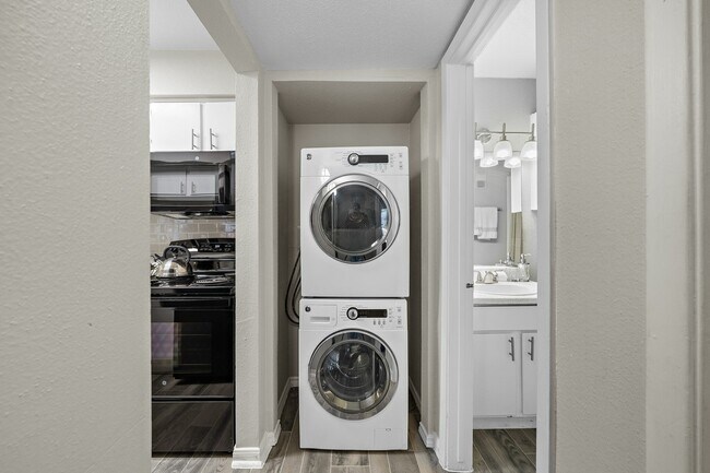 Building Photo - Unbeatable Location | Resort-Style Amenities!
