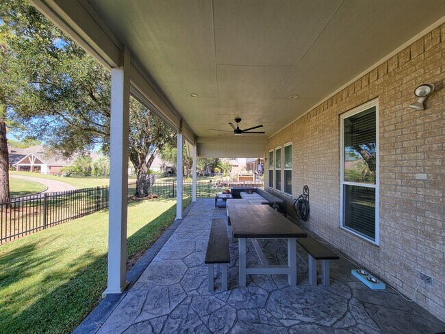 Building Photo - Welcome home to this charming 4-bedroom, 3-bathroom brick house in the desirable Stone Gate commu...