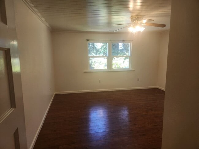 Building Photo - Beautiful 3 Bedroom/1 bathroom home with a...