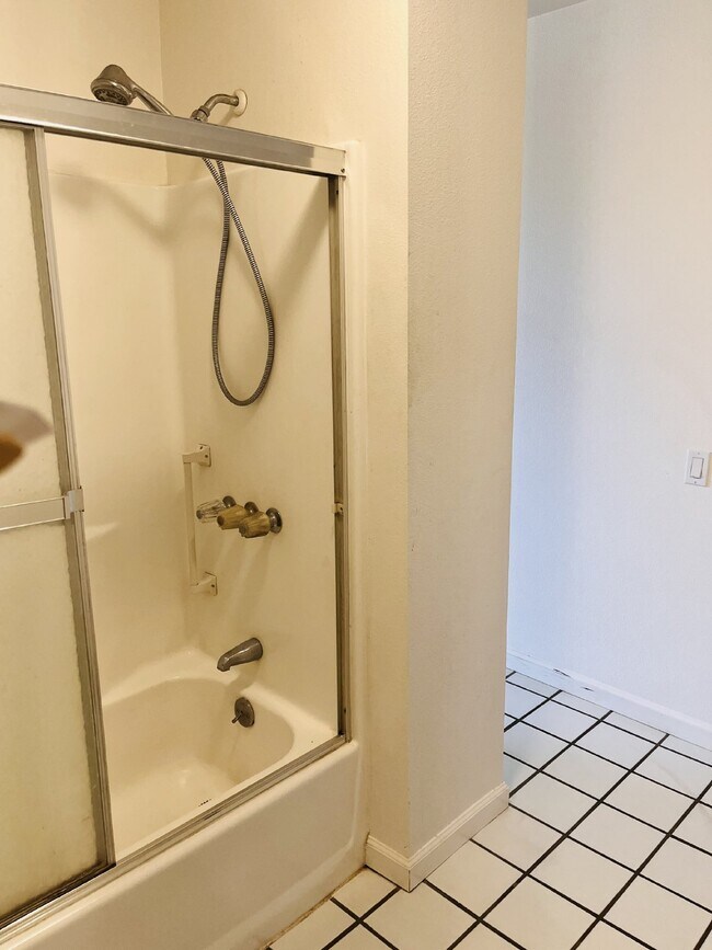 Building Photo - Charming 3-Bedroom with 2 Full Baths on th...