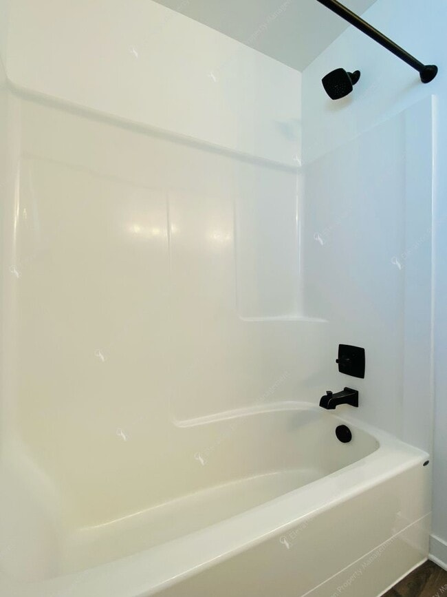 Building Photo - Bright & Spacious SE Bend Retreat with Vau...