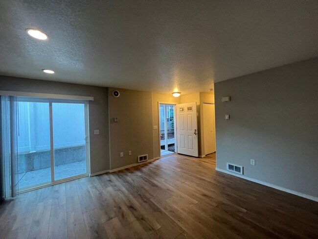 Building Photo - BIGGER and BETTER ONE BEDROOM in Hazelwood - Available July 1st with $500-$1000 Rent Credit upon ...