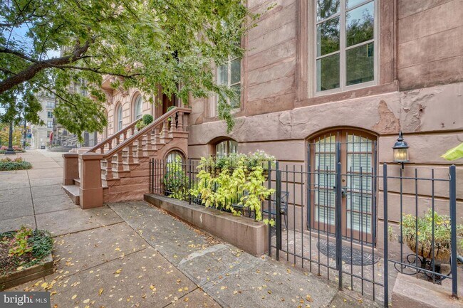 Building Photo - 12 E Mt Vernon Pl