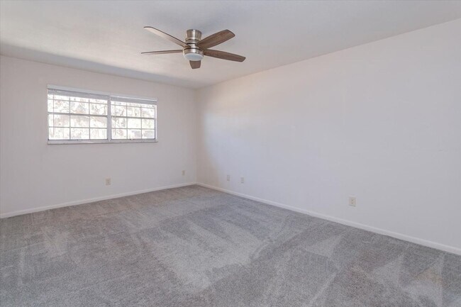 Building Photo - Updated 4-Bedroom Longwood Rental with Pool & Lawn Care Included – Move-In Ready