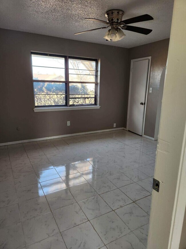 Building Photo - Charming 5 Bedroom Rent to Own Home!!