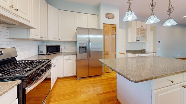 Building Photo - 1657 Fairport Dr
