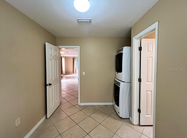 Building Photo - 1033 NW 22nd Ave