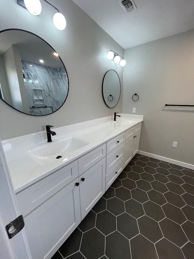 Building Photo - NEW ON MARKET