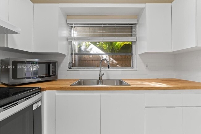 Building Photo - 3507 SW 25th Ter