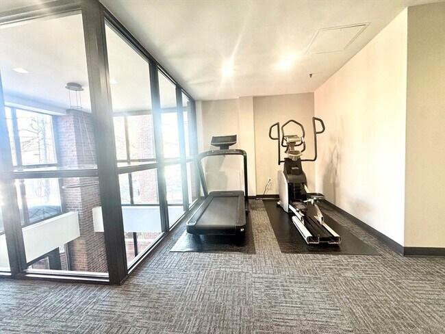 Building Photo - 147 Kelton St