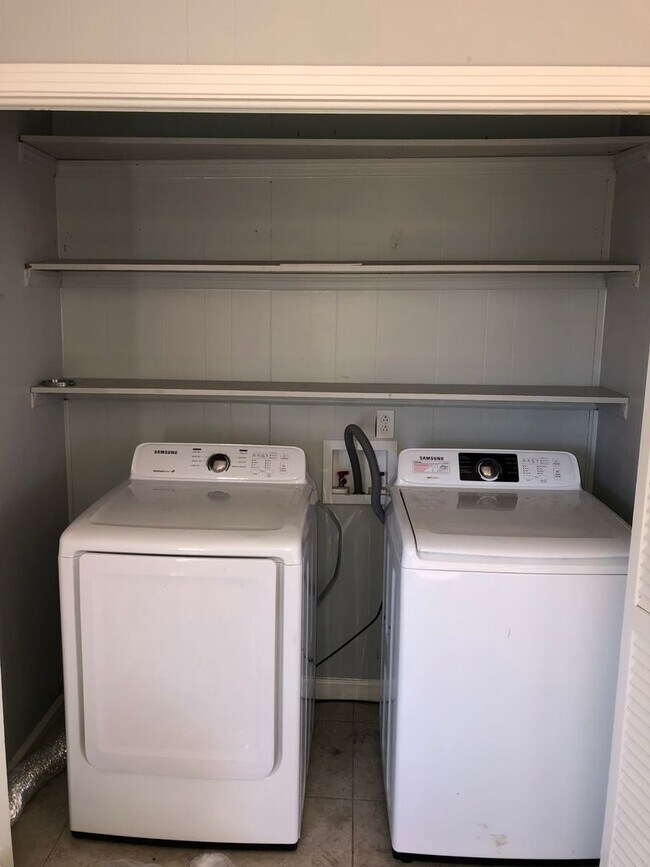 Building Photo - Charming single-level ranch home offers 4 bedrooms and 2 bathrooms in Brentwood