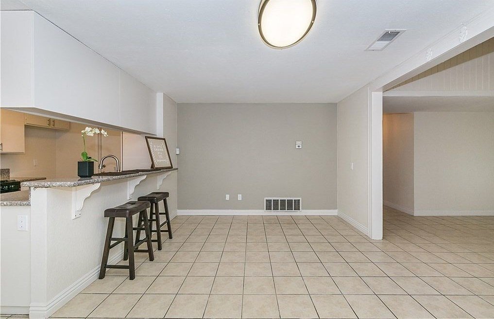 Building Photo - 13739 Sylmar Dr