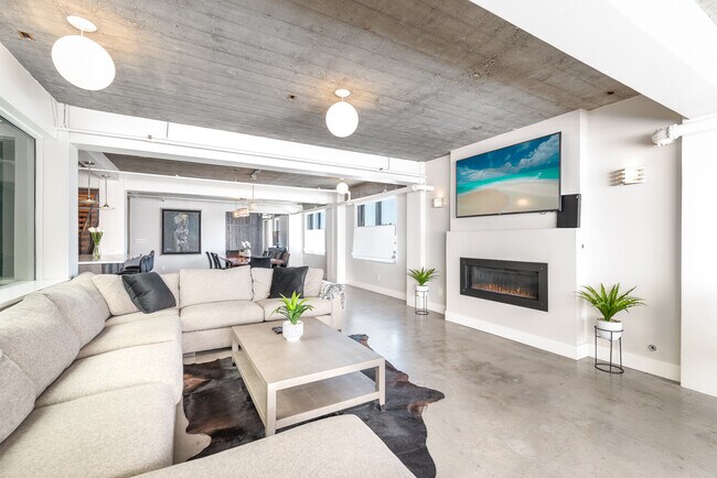 Building Photo - Penthouse