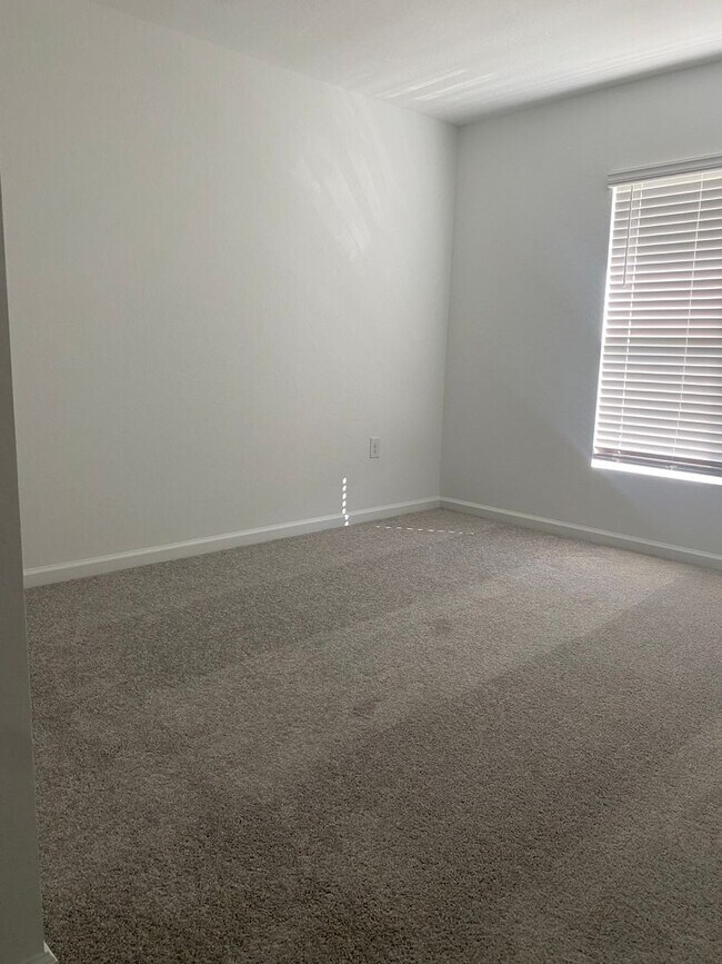 Building Photo - 4 Bed 2 Full Bath Single Family Home Available in SE Palm Bay FL!