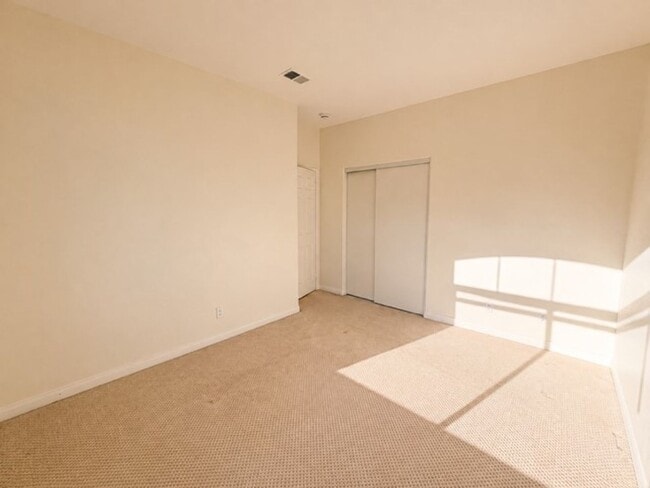 Building Photo - 910 Camino De La Reina