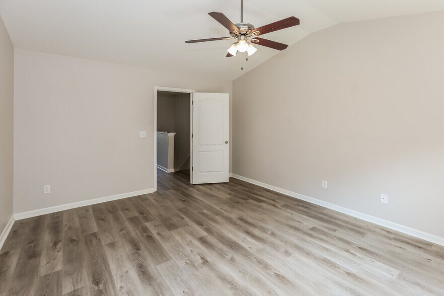 Building Photo - 2621 Meadow Crossing Dr