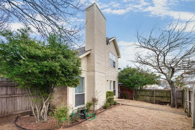 Building Photo - 902 Astaire Ave