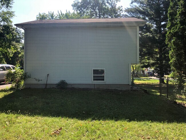 Building Photo - Beautiful Home next to Paddock Lake (3BR/1.5BA)