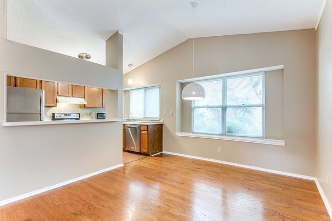 Building Photo - 4-BEDROOM IN BLOSSOM PARK