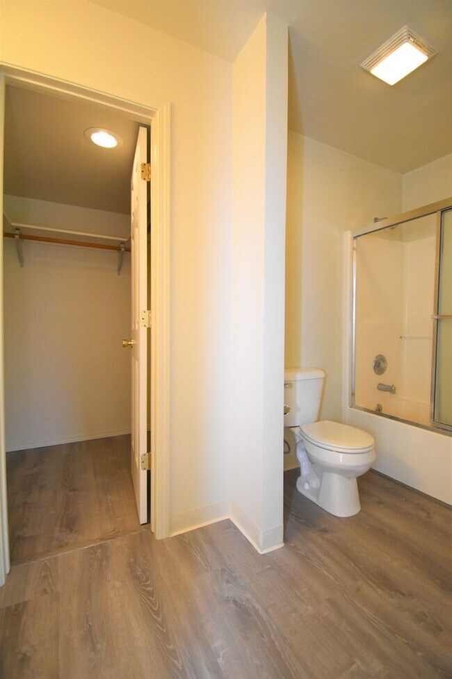 Building Photo - Beautiful 4 bedroom, 3 bathroom unit with attached garage!