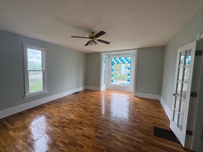 Building Photo - Large 4 bedroom home!