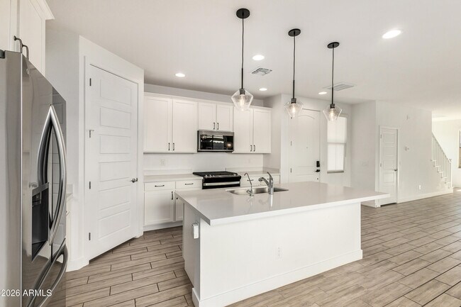 Building Photo - 2042 W Lariat Ln