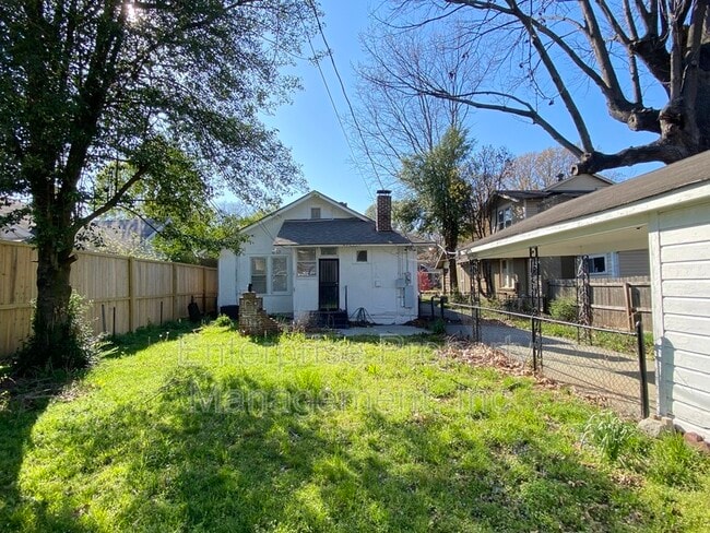 Building Photo - 414 N Willett St