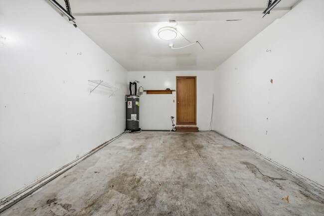 Building Photo - 3 bedroom 1.5 bathroom 2 story duplex in Lacey - North Thurston School District.