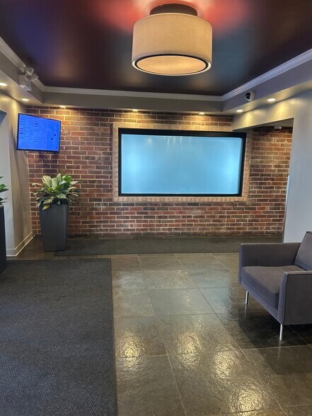 Building Photo - 3900 N Pine Grove Ave