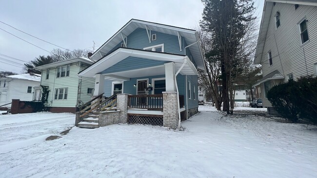 Building Photo - 943 Delia Ave