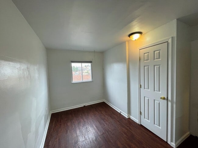 Building Photo - 2 bed 1 bath - Greenfield, nice location, laundry included
