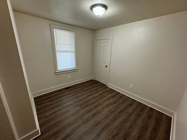 Building Photo - 1001 W 7th St