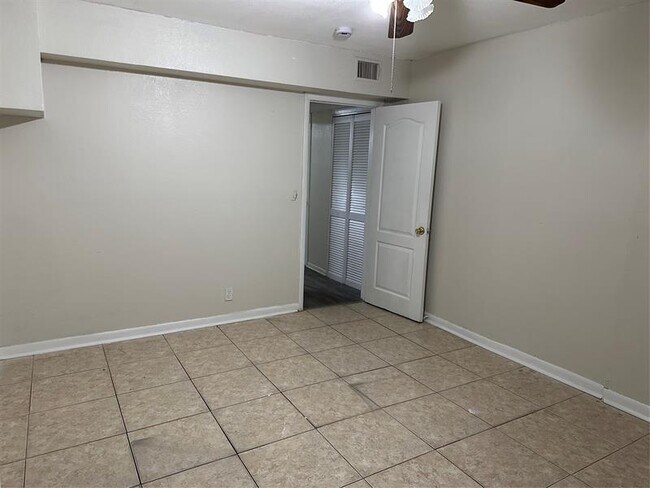 Building Photo - 146 SW 12th Ave