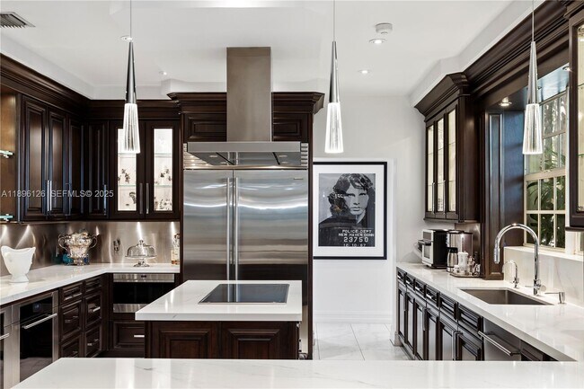 Building Photo - 5801 Pine Tree Dr