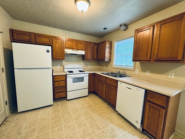 Building Photo - 127 Primrose Ln