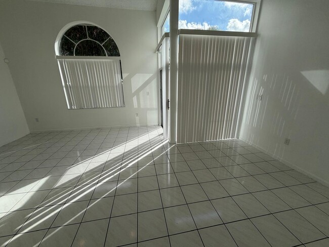 Building Photo - 3780 Amalfi Dr