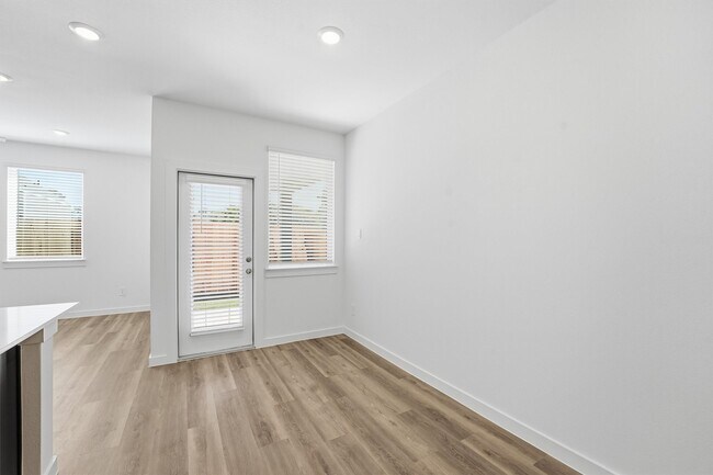 Building Photo - 963 Mansfield St