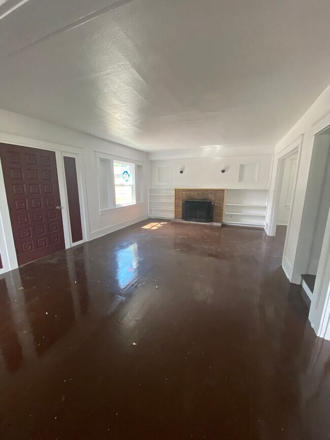 Building Photo - 5 Bedroom 1.5 Bath House