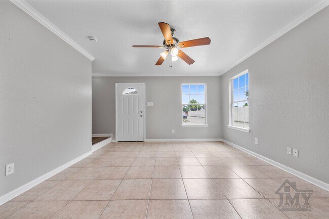 Building Photo - Duplex For Lease