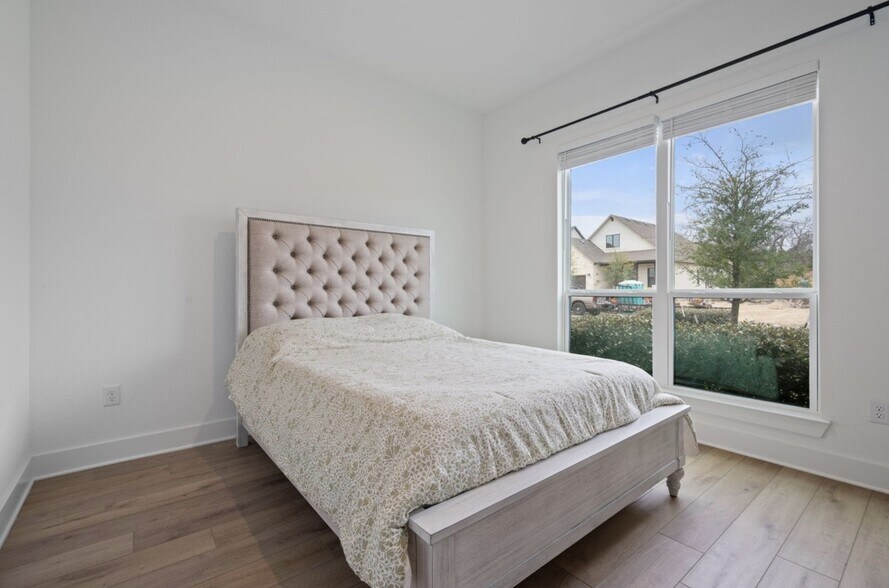 Building Photo - 616 Hallwood Dr