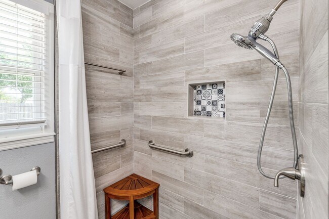 Building Photo - Charming 2-Bedroom Home with Updated Kitch...