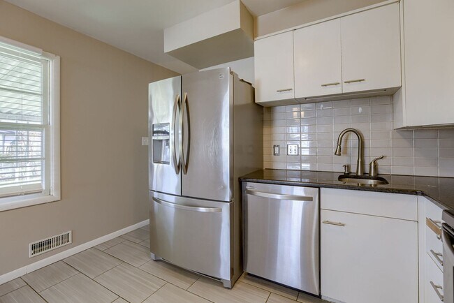 Building Photo - 4 Bedroom Westside Ranch!!