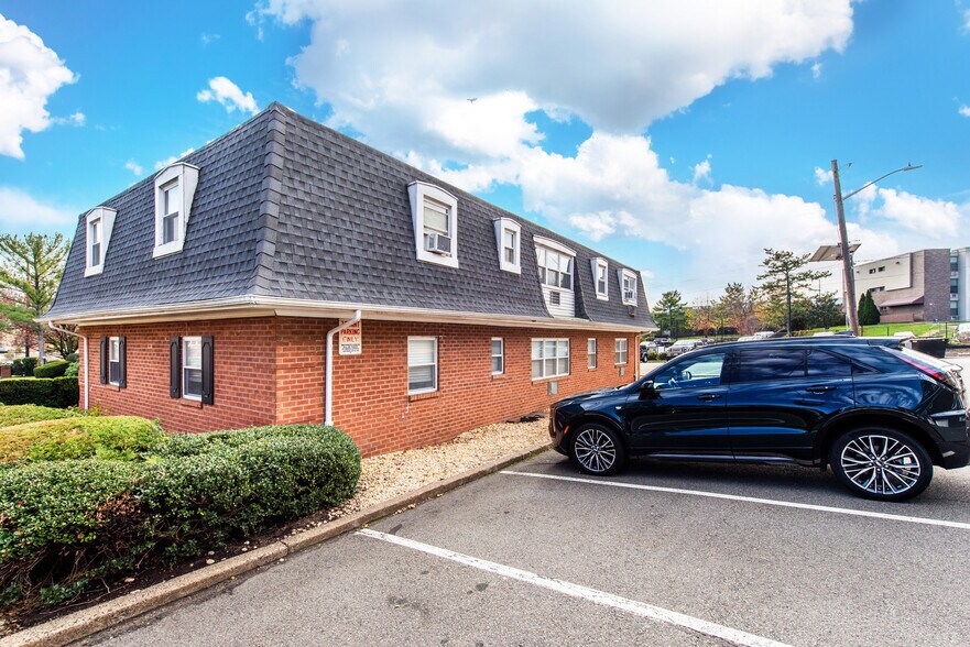 Building Photo - 25 River Rd