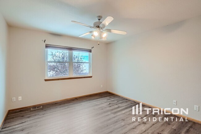 Building Photo - 5140 S Meadow Lark Dr