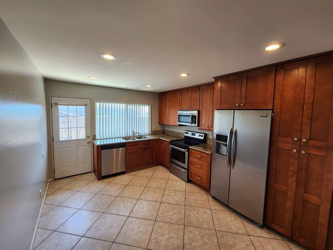 Building Photo - 3BR/2BA Single Family House
