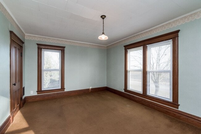 Building Photo - UNIQUE ACREAGE!!  4 Bedroom, 2 Bathroom House in Ames