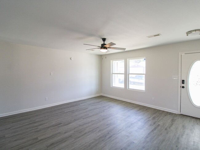 Building Photo - Spacious & Modern 3-Bedroom Home in Prime ...