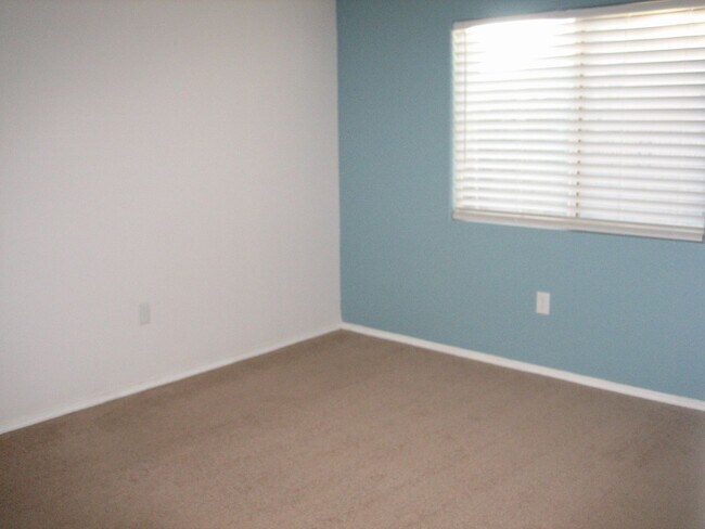 Building Photo - Condo on 2nd floor - Move-in Ready - 3 bed...
