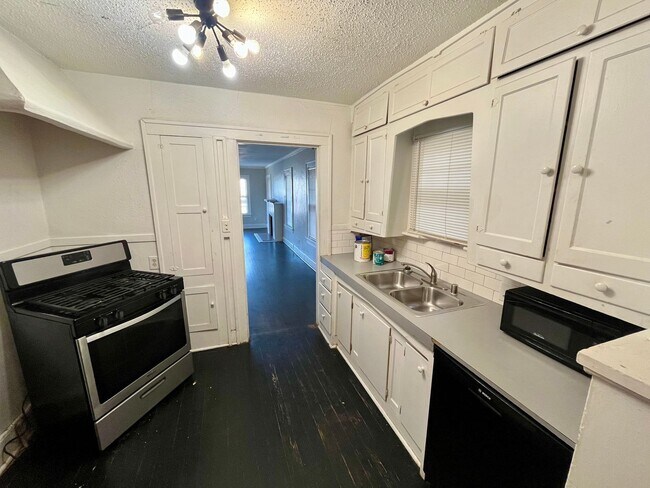 Building Photo - 6 month lease available One Block from Texas Tech