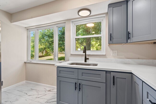 Building Photo - Beautifully Renovated 4 Bed/ 2 Bath with 2...